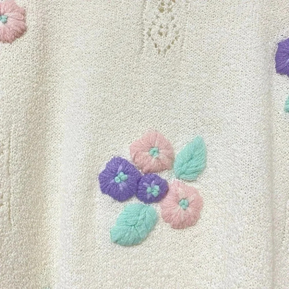 Vintage - Short Sleeved Cream Floral Pastel Embroidered Sweater - Picture 4 of 7